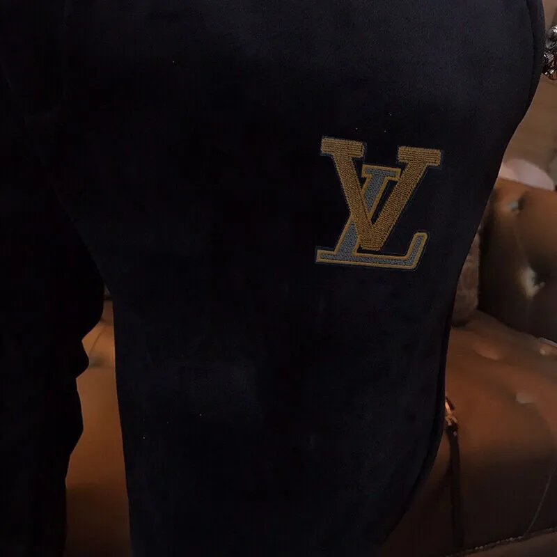 🅿️420 [LV Louis Vuitton] (double-sided gold velvet) hot-selling suit is coming. Focus on the original version of the official website. 2025 new hot-selling gold velvet suit. The original order is the best. 🇭🇰The meticulous work of top designers. Just for a fitting and perfect upper body effect. 100% all-natural high-quality gold velvet, close-fitting comfort, noble and elegant! Original hardware embodies elegance and nobility! Counter size: M-4XL (up to 200 pounds)